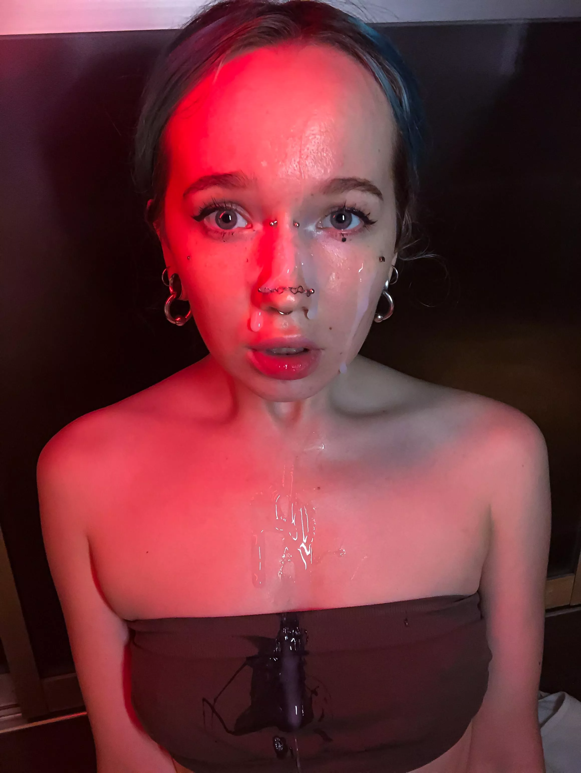 I am a cutie who loves to submit and take cum on my face