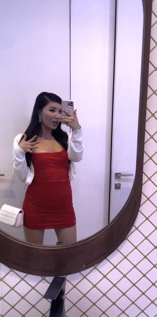 I think I look good in this red dress.