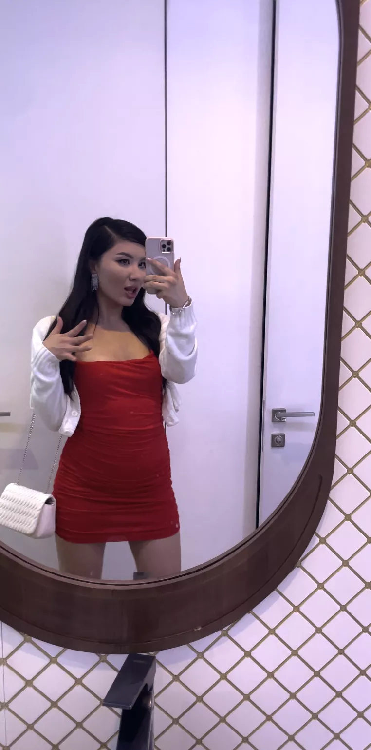 I think I look good in this red dress.