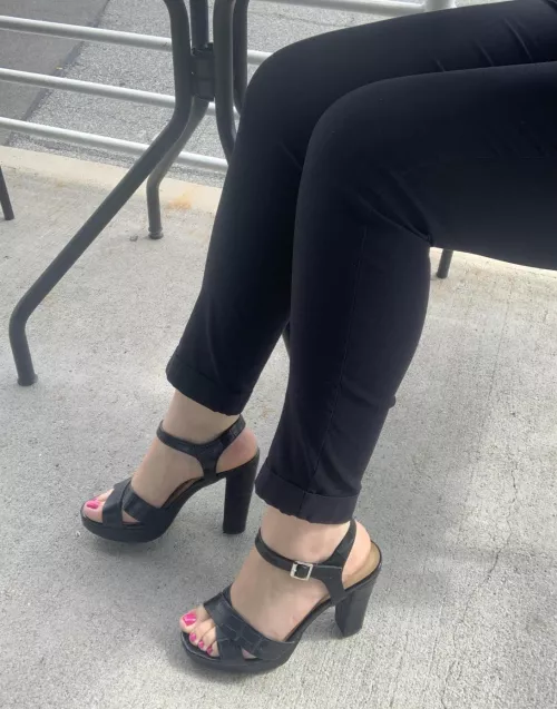 I’m 19 and love dressing cute to class, do you like my style?