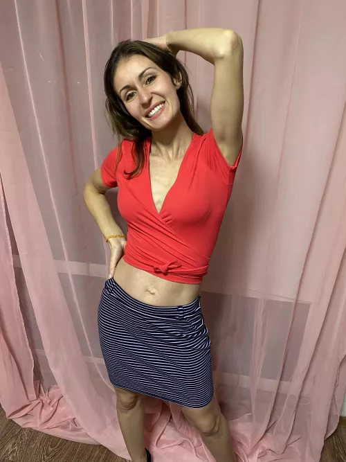 MILF always wears heels before bed (F30)