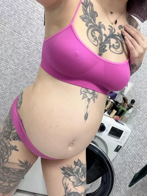 Petite, pregnant and looking for a good daddy 😋🥰💕