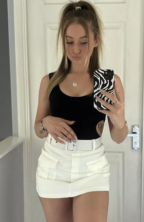 21 year old very experienced Cuck couple here looking for a bull to fuck her.