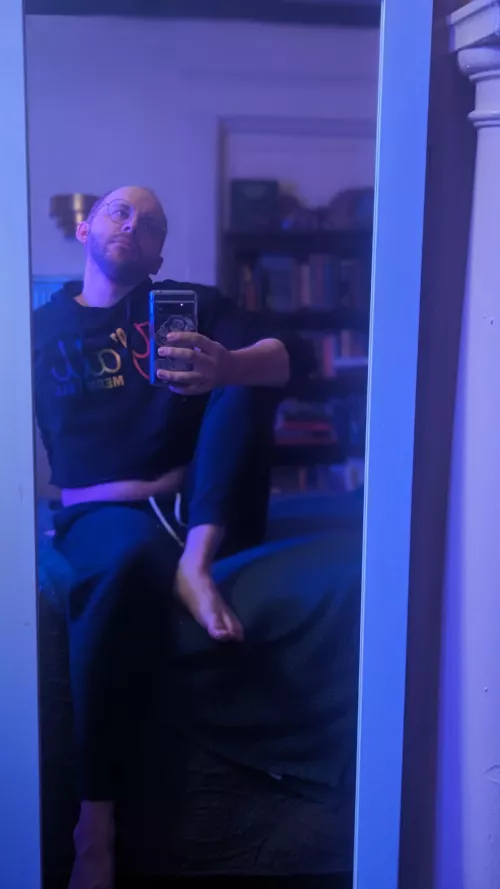 A small gaming break for a mirror selfie