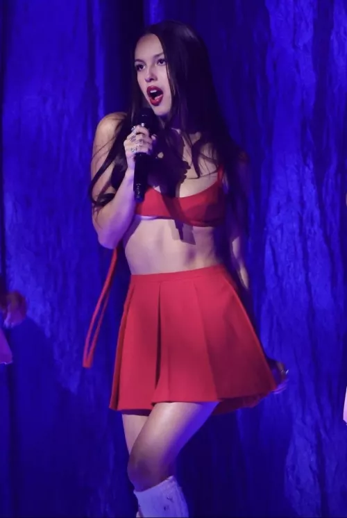 Any bud want to rp a bi threesome with Olivia Rodrigo?