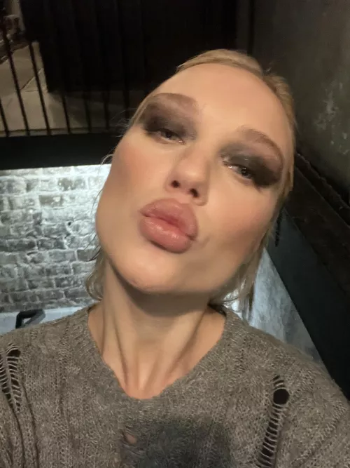 BLONDE LOVES DRY WHITE