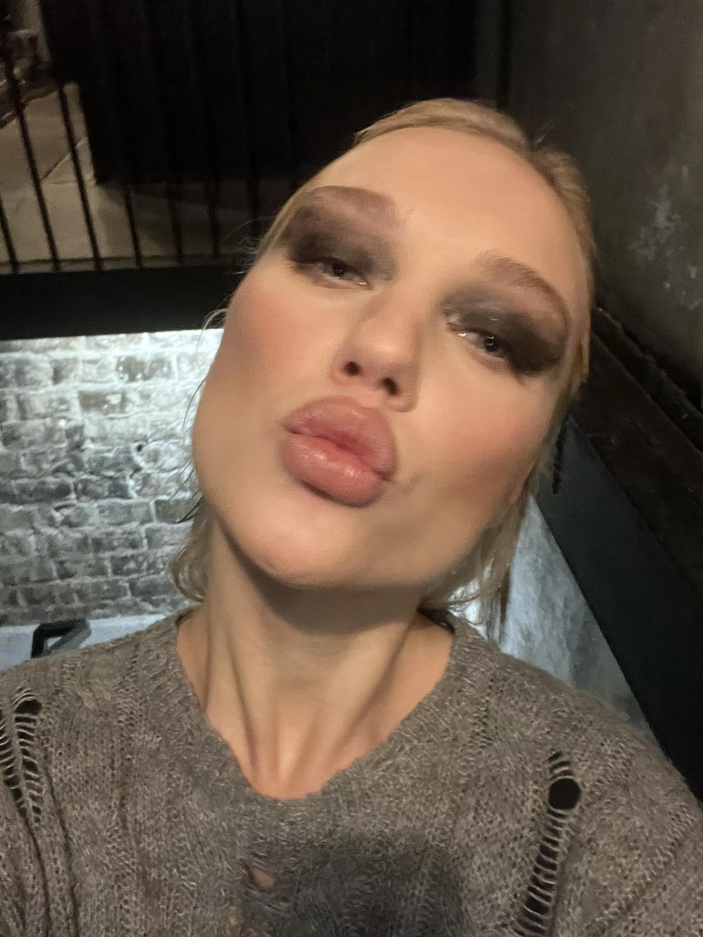 BLONDE LOVES DRY WHITE