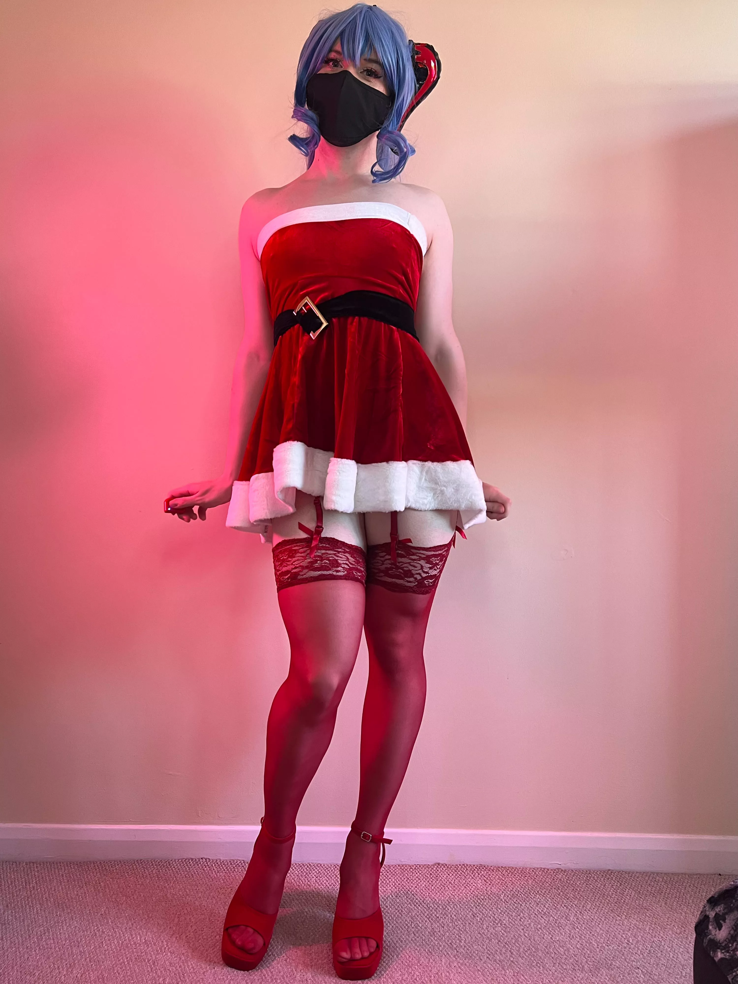 Guys do u think I’m a cute santas little helper? :3