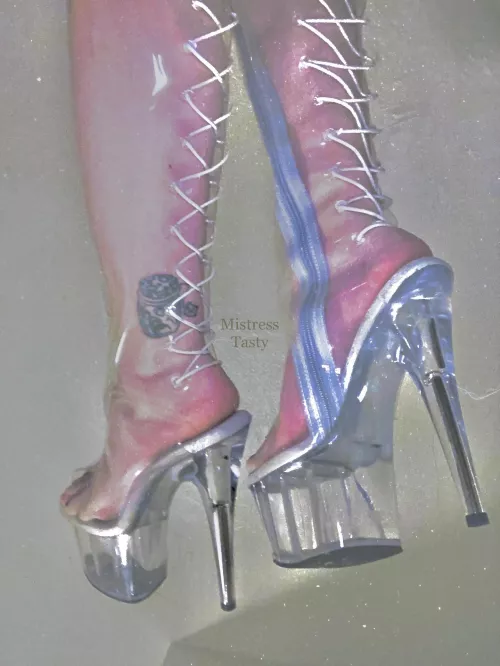 Hi, I'm MistressTasty. You can find me on !nsta & the spicy 🌶 site :) I LOVE heels & boots!