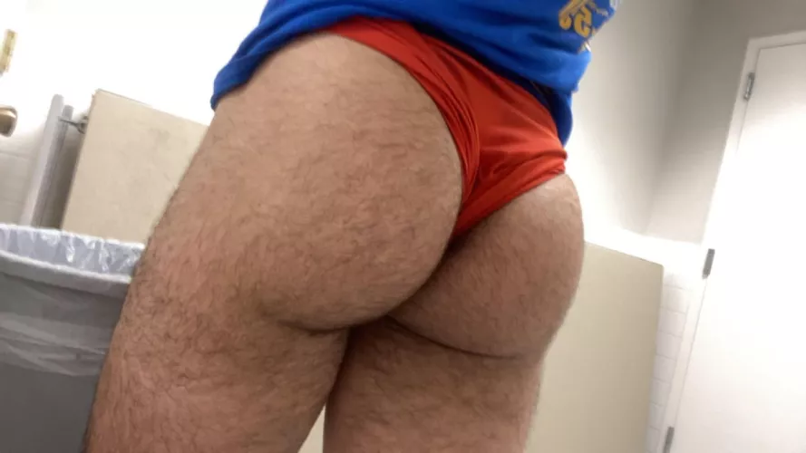 I think this might be the new way to wear briefs 😜