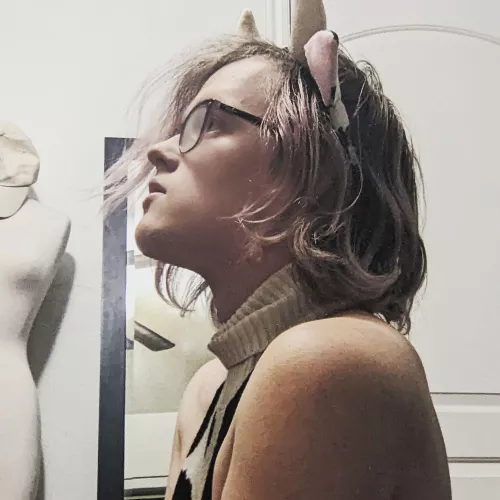 Just a pretty, obedient cow~ 🖤🤍