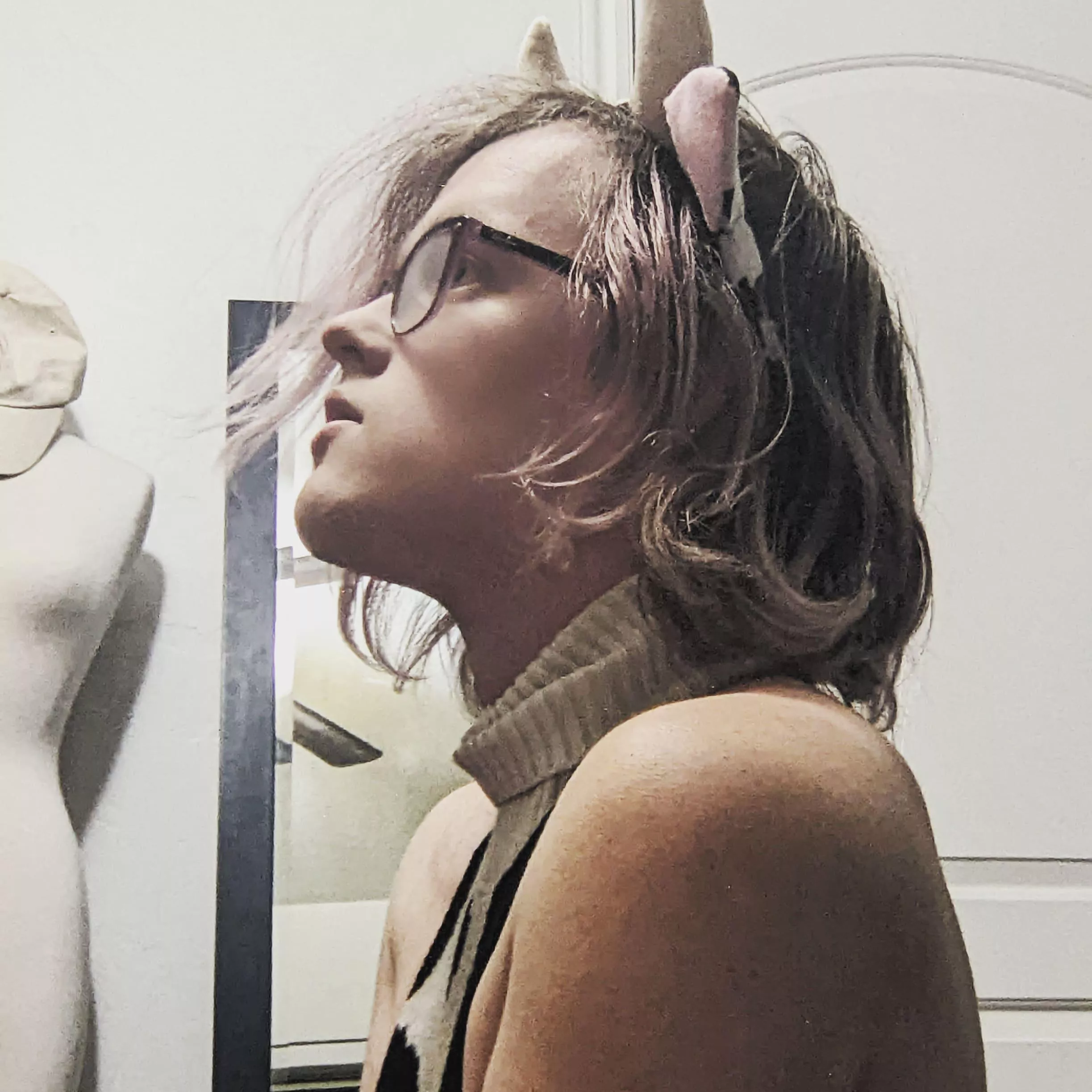 Just a pretty, obedient cow~ 🖤🤍