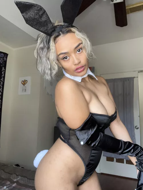 Just loving the outfit!