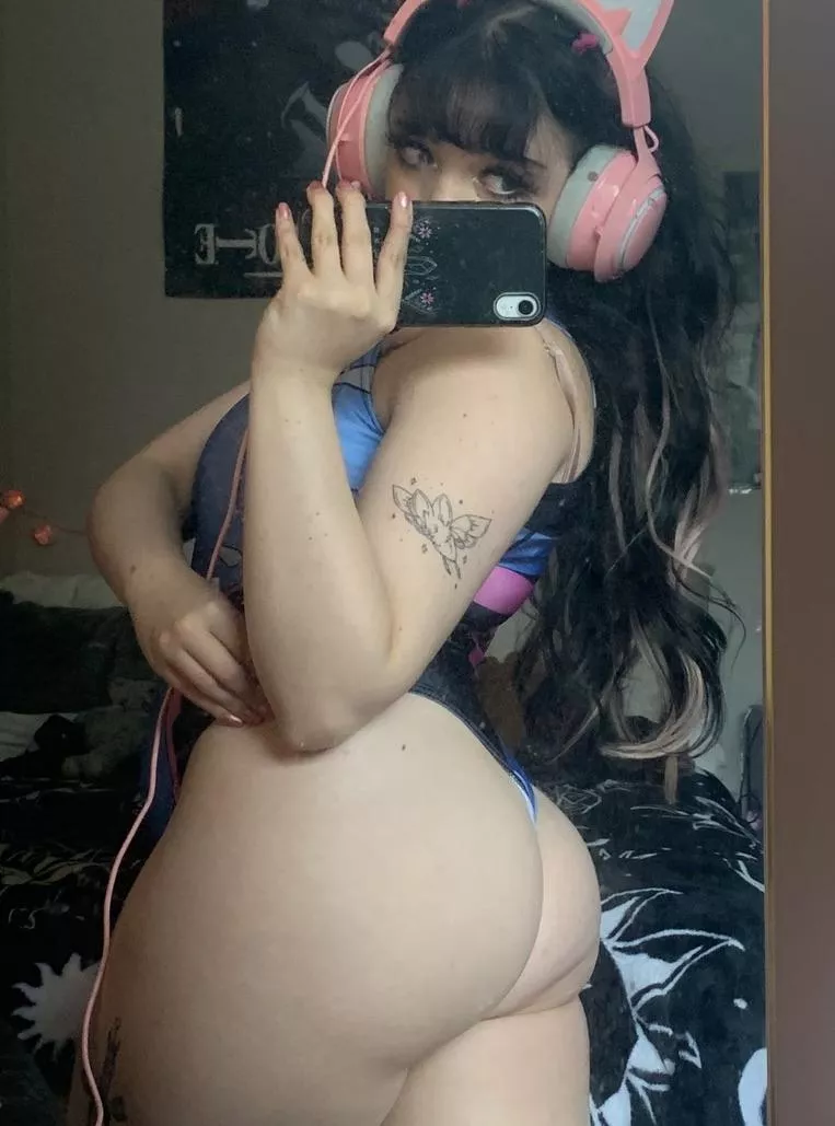 18to bootytastic gamer girl