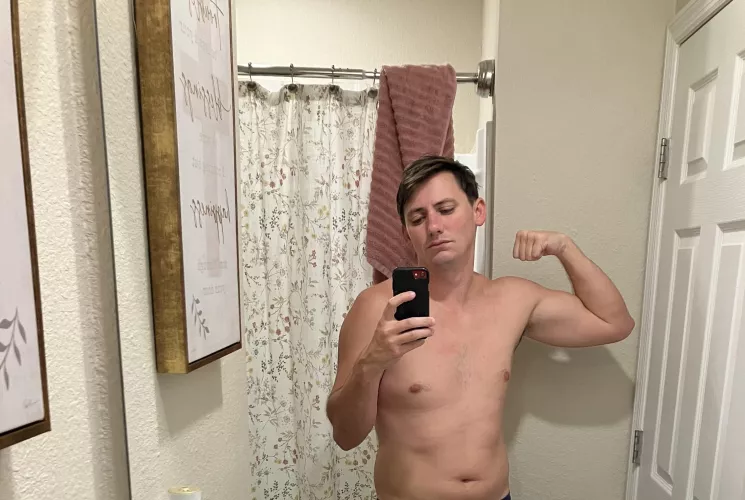 [30] no shot at abs but at least my workouts keep my arms looking good 😊 DMs welcome