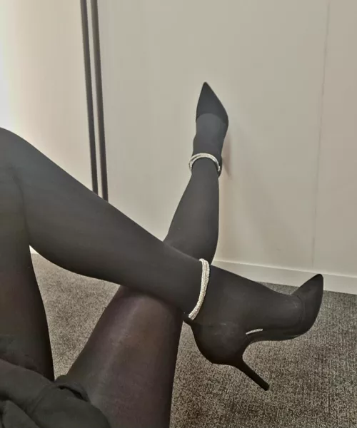 A girl should be two things. Classy and fabulous 🖤