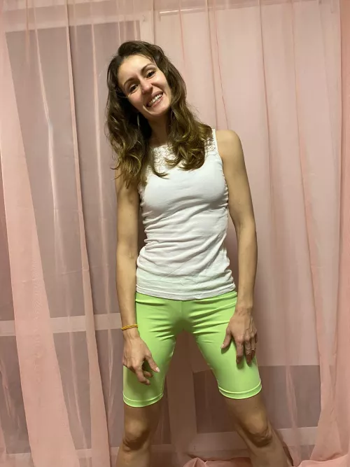 Athletic milf decided to take evening photos (F30)