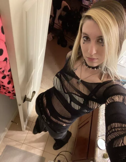 can we bring back posing like myspace scene queens?