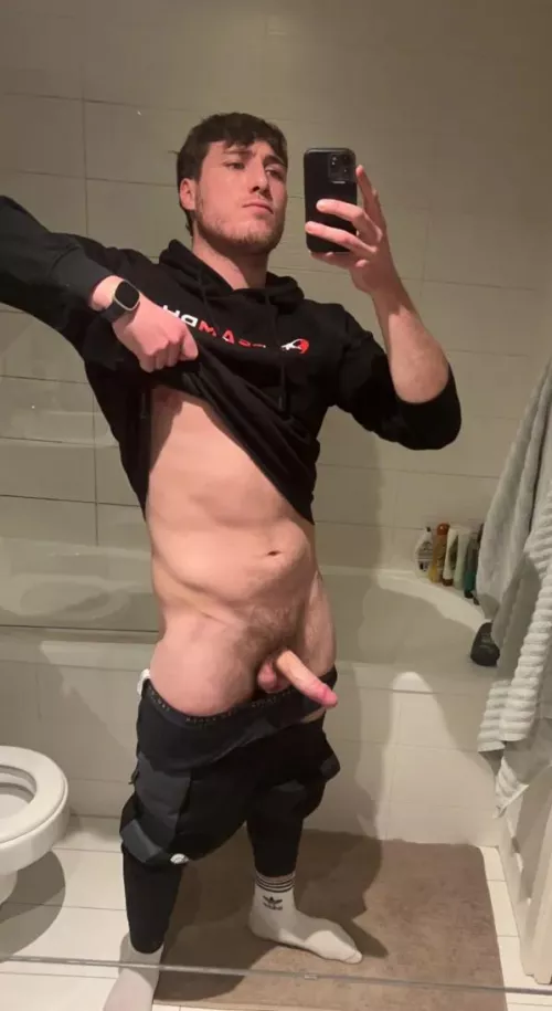 F*CK IT sending dick pics to everyone who says hi 😳