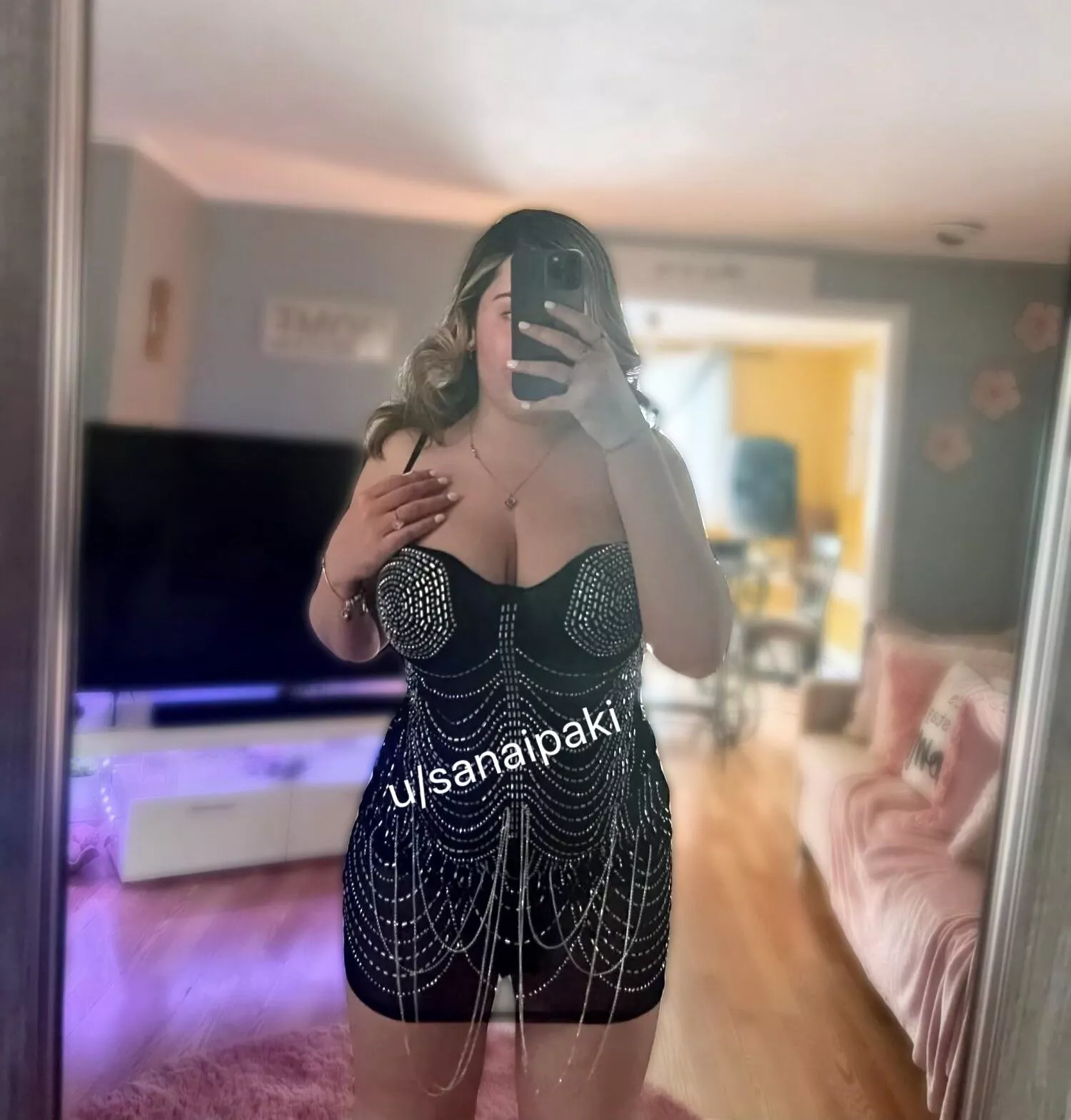 Feeling whore for tonight rave party