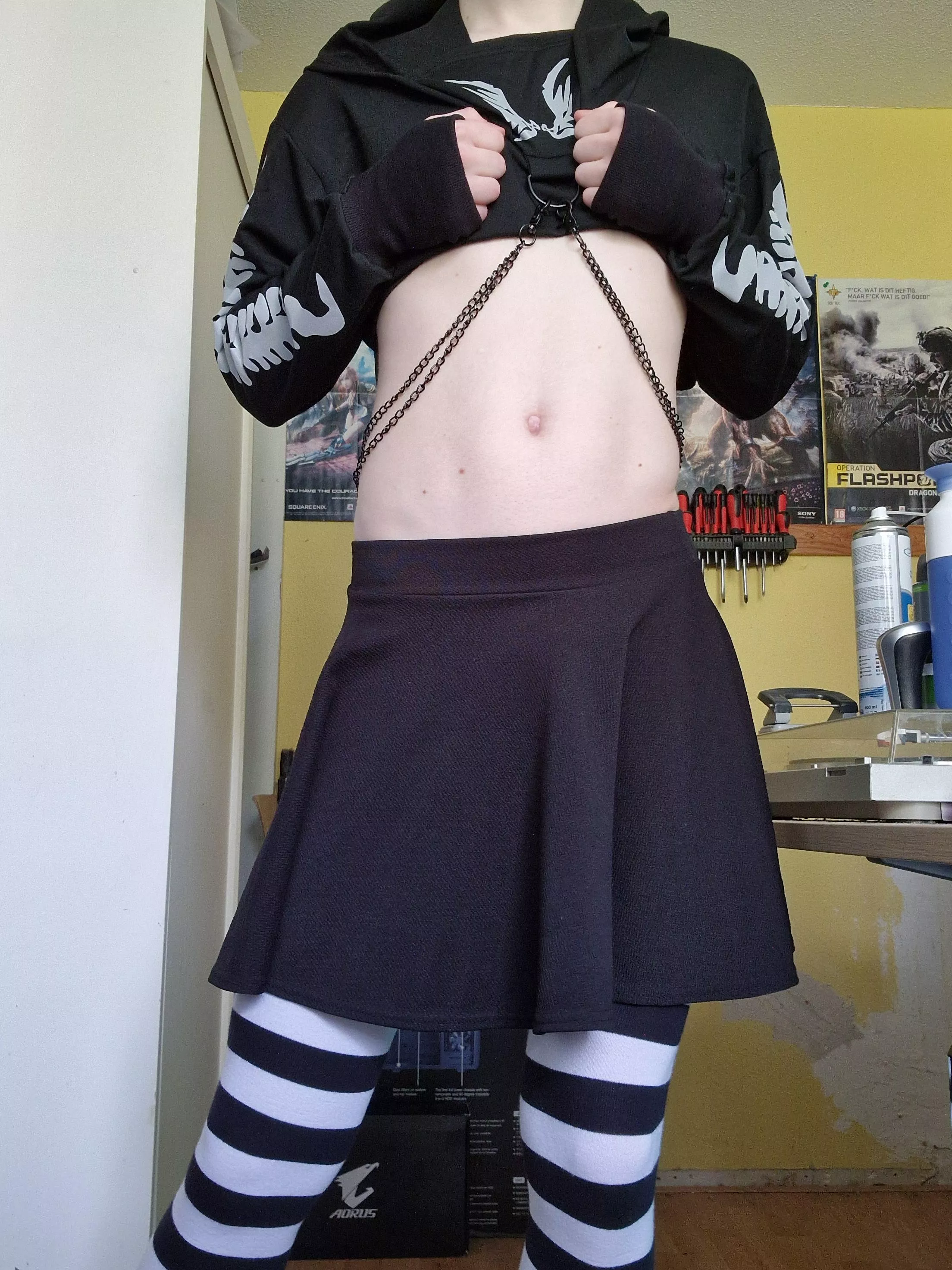 I got a new top with cool chains :3
