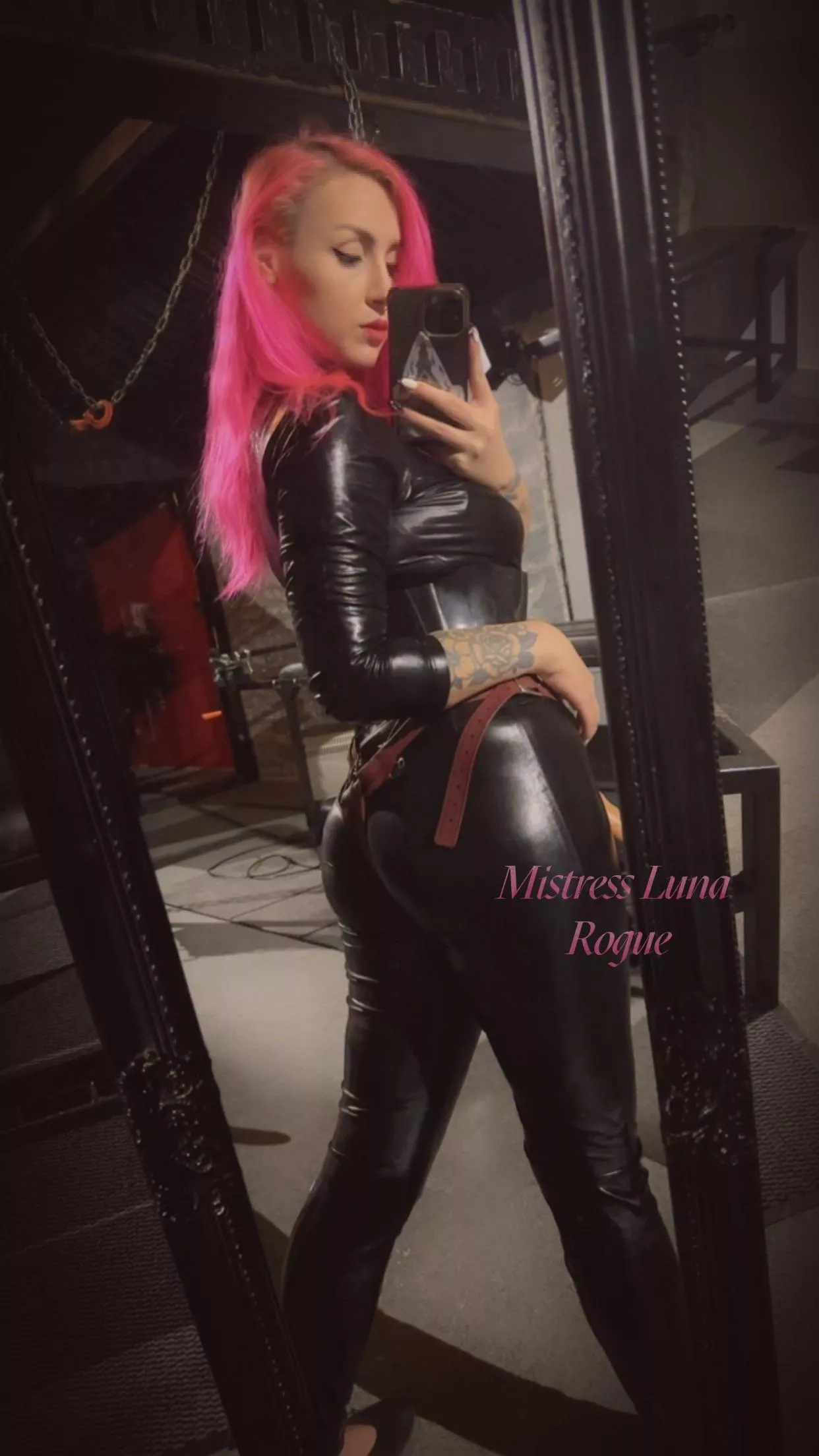 Pvc and latex catsuits are my favourite to fuck you in 😈