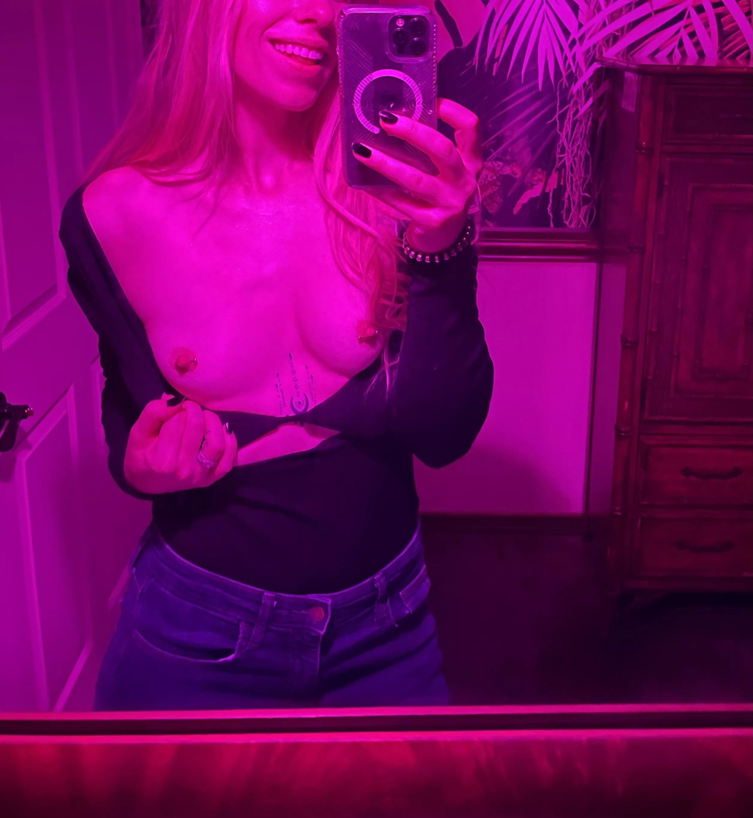 Sending bar selfies to my husband and our friends while I’m out on the town!