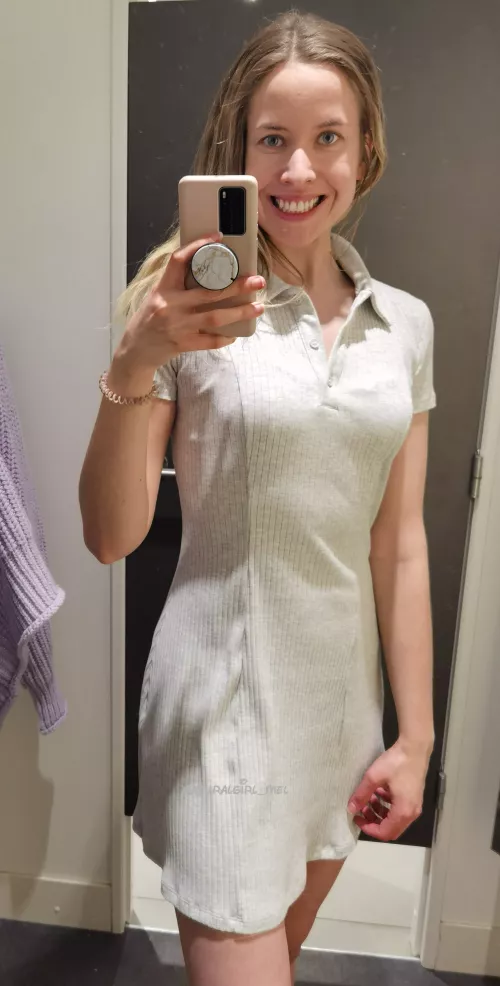 Took this pic in summer and now I regret that I didn't buy the dress 😅
