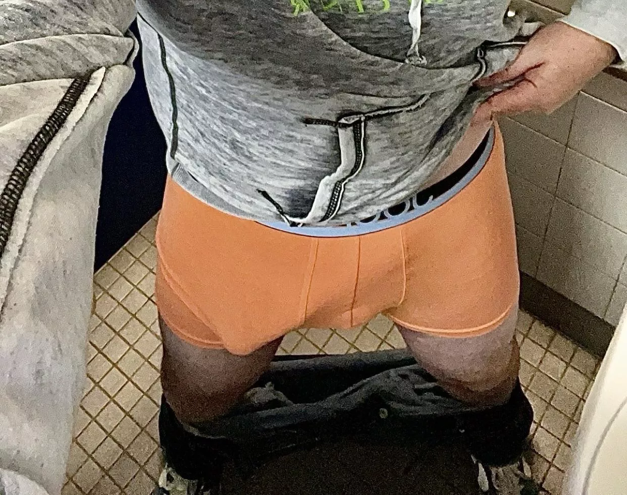 (44) Quick break at work, I am way to horny today 😈