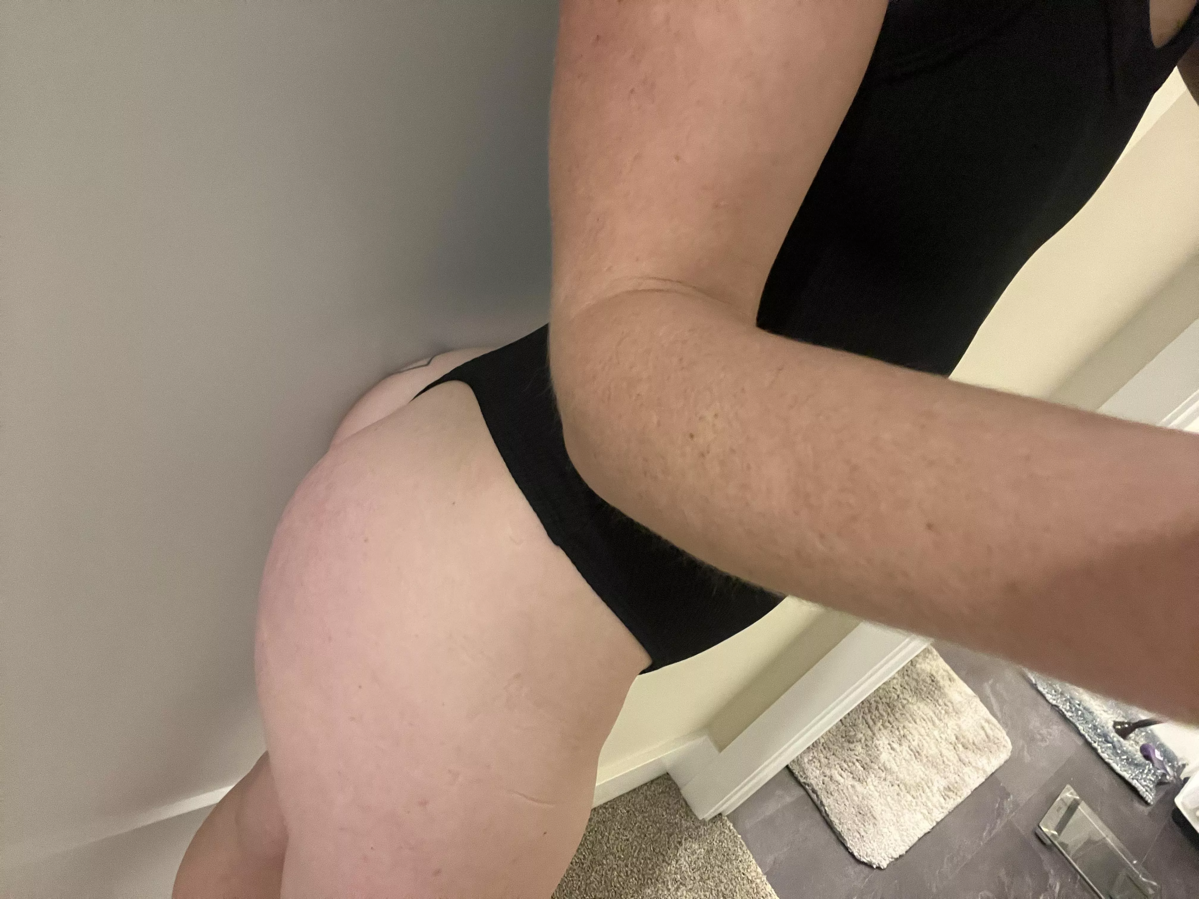 Amateur in selfies expert in the bed