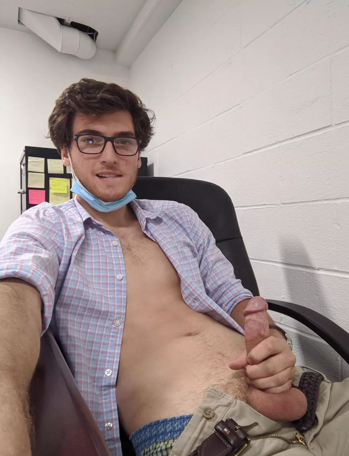 At work, should I strip all the way down while my boss is away 🫣