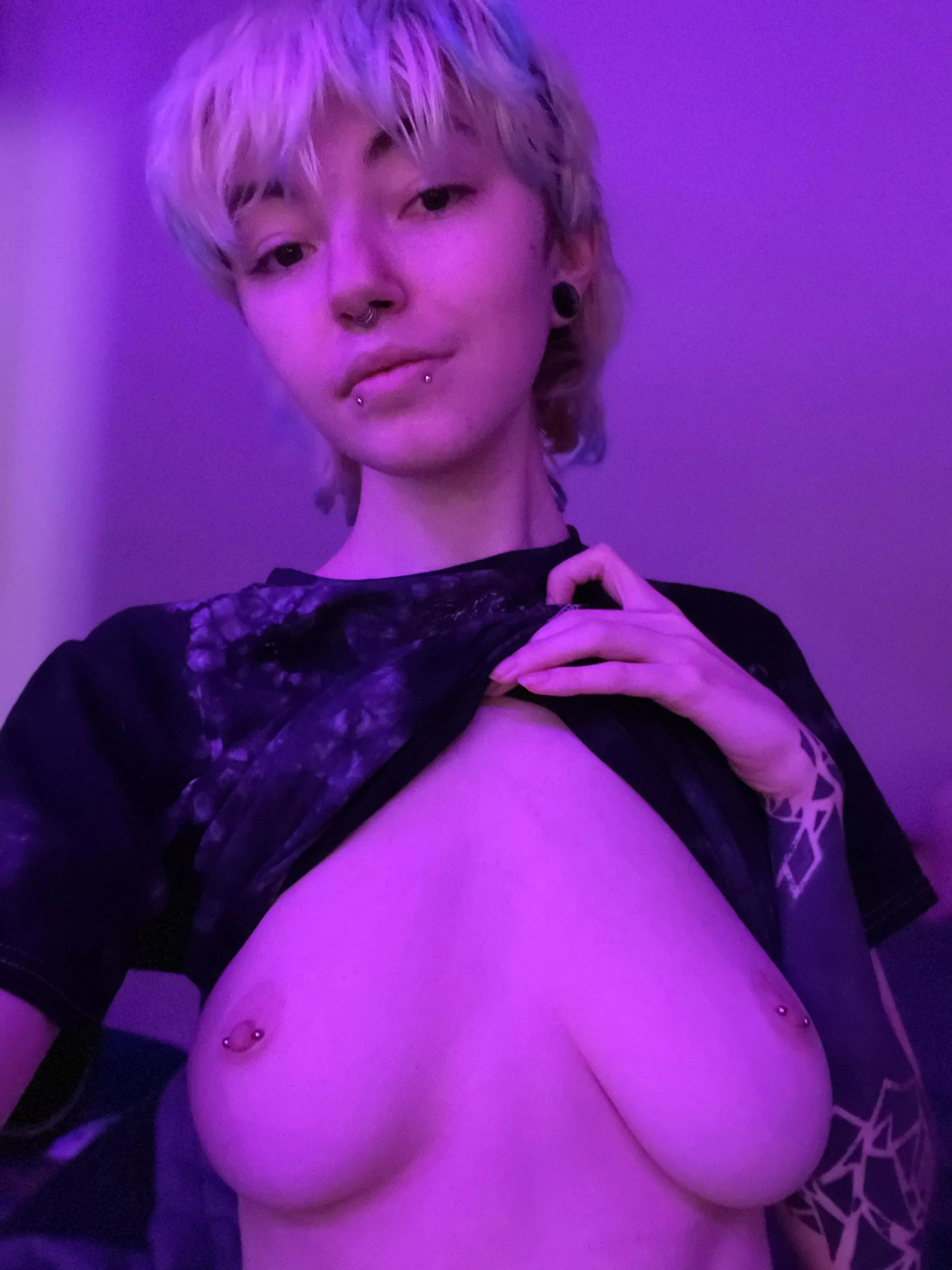 Didn’t send pics here yesterday due to PCOS pain, so here’s some boi booba🩵