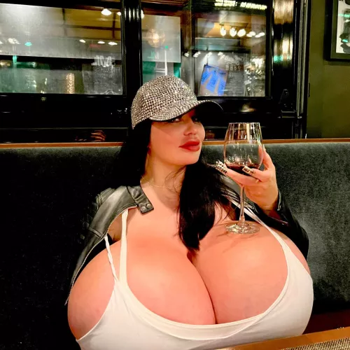 Foxy Menagerie Verre sitting down for a sippie.