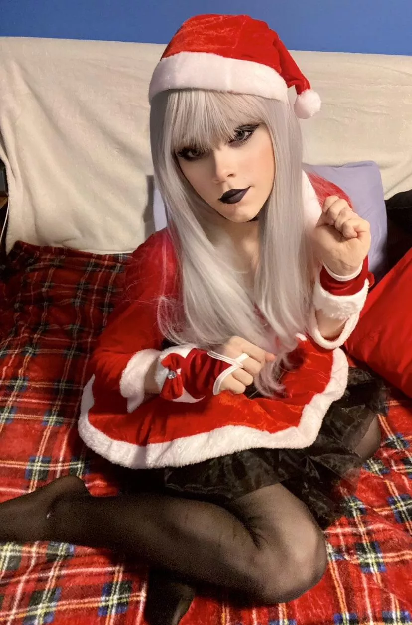 Goth femboys can be feative too!🖤❤️🤍