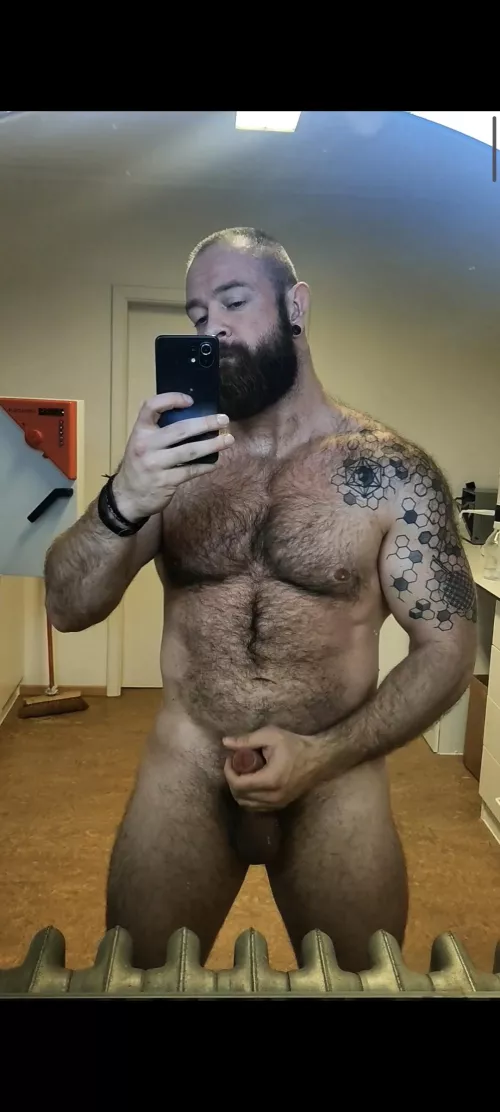 Horny at work. Screenshot of the video 😇🐻