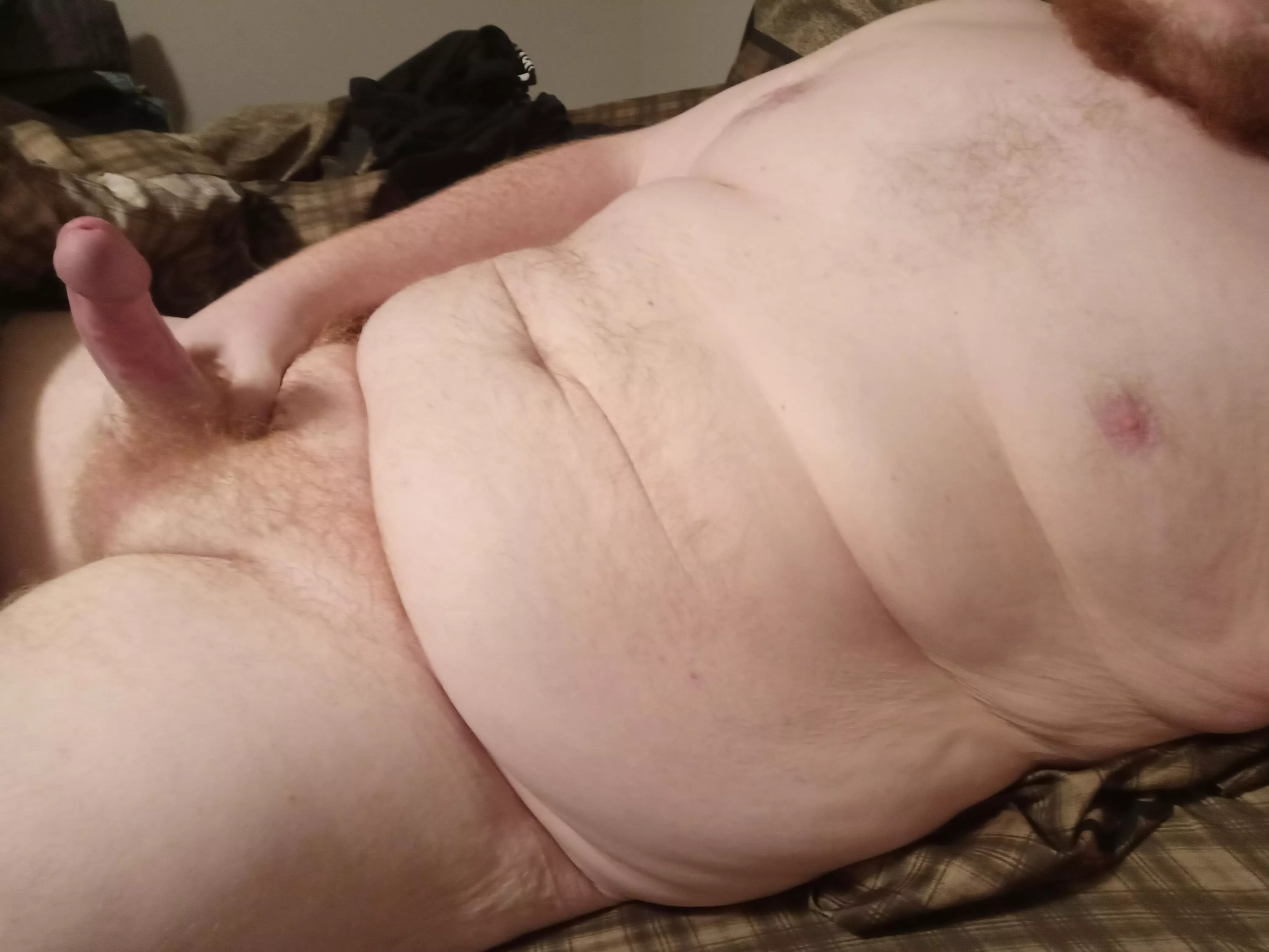 House sitting this weekend and I'm lonely 😩 Being naked in this house has me sooo horny 🙃