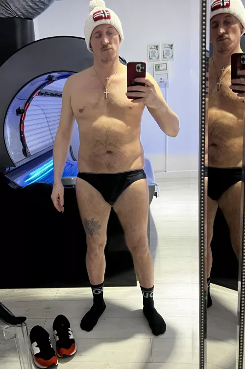 (45) yep it’s cold in the uk! Must wear you’re hats 😜