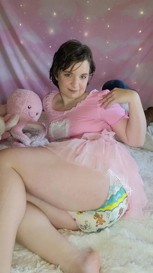 A lil upskirt diaper for you π