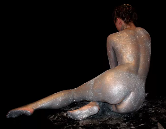 Dana Alien covered in glitter 🪩💖