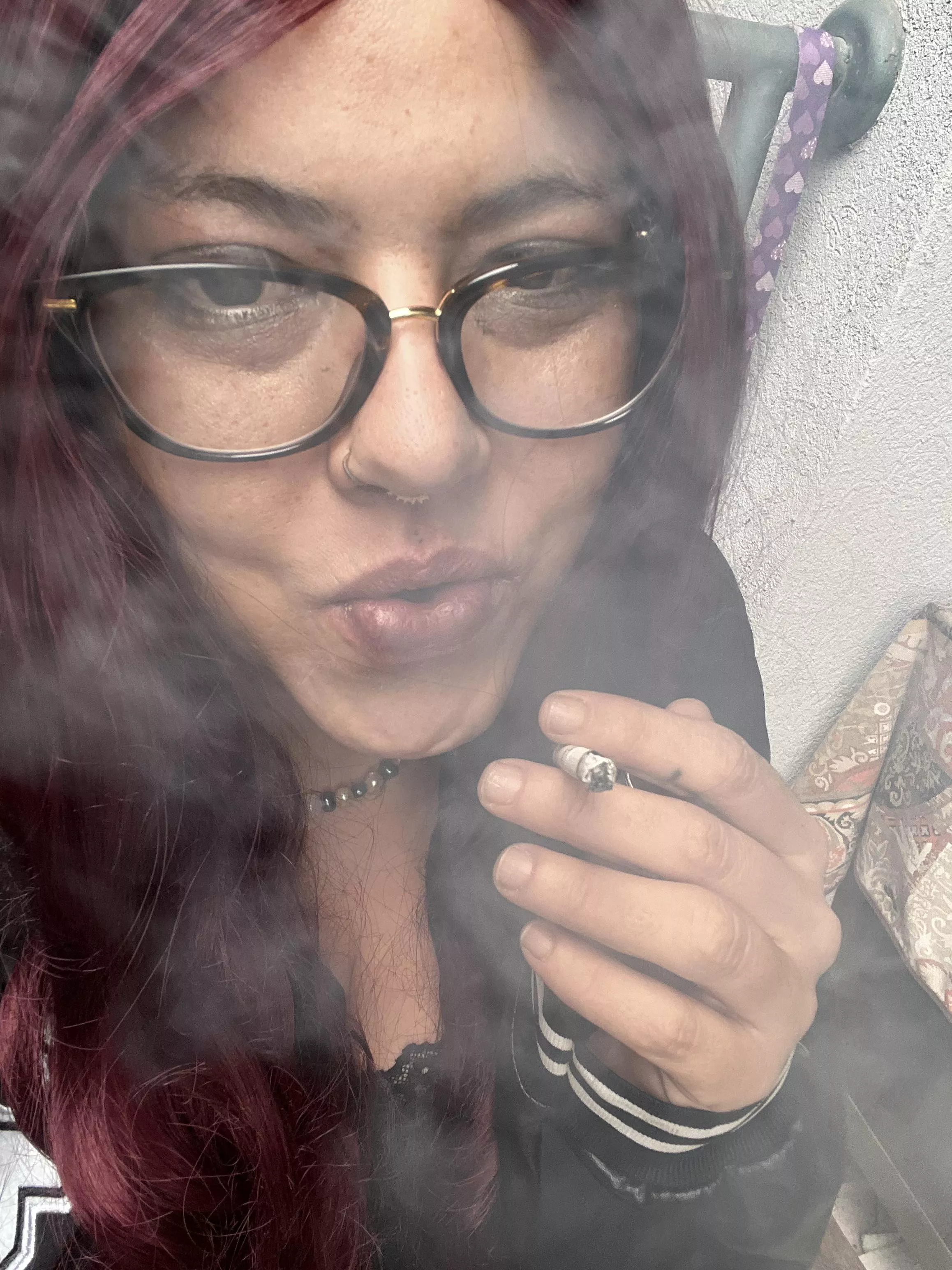 Don’t let your eyes confuse, red lips always lie 💋