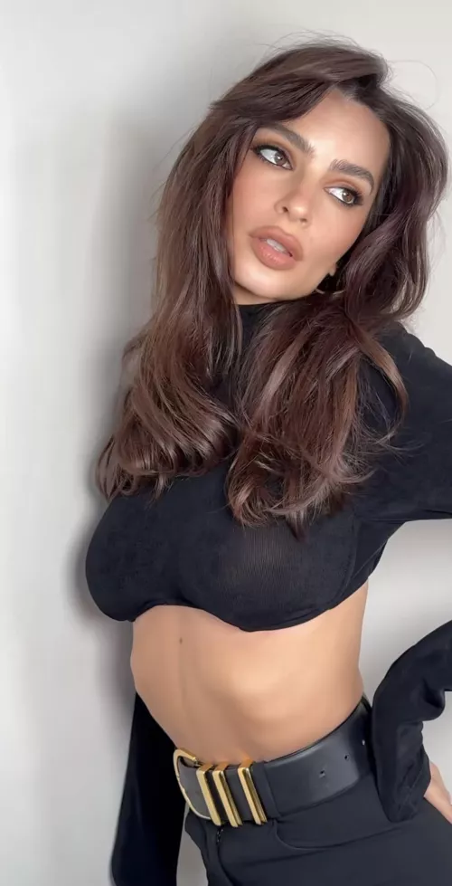 Emily Ratajkowski makes me so incredibly hard.