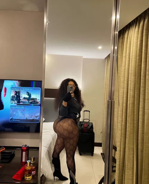 🍑🍑🍑 gotta love it when the legs don't match