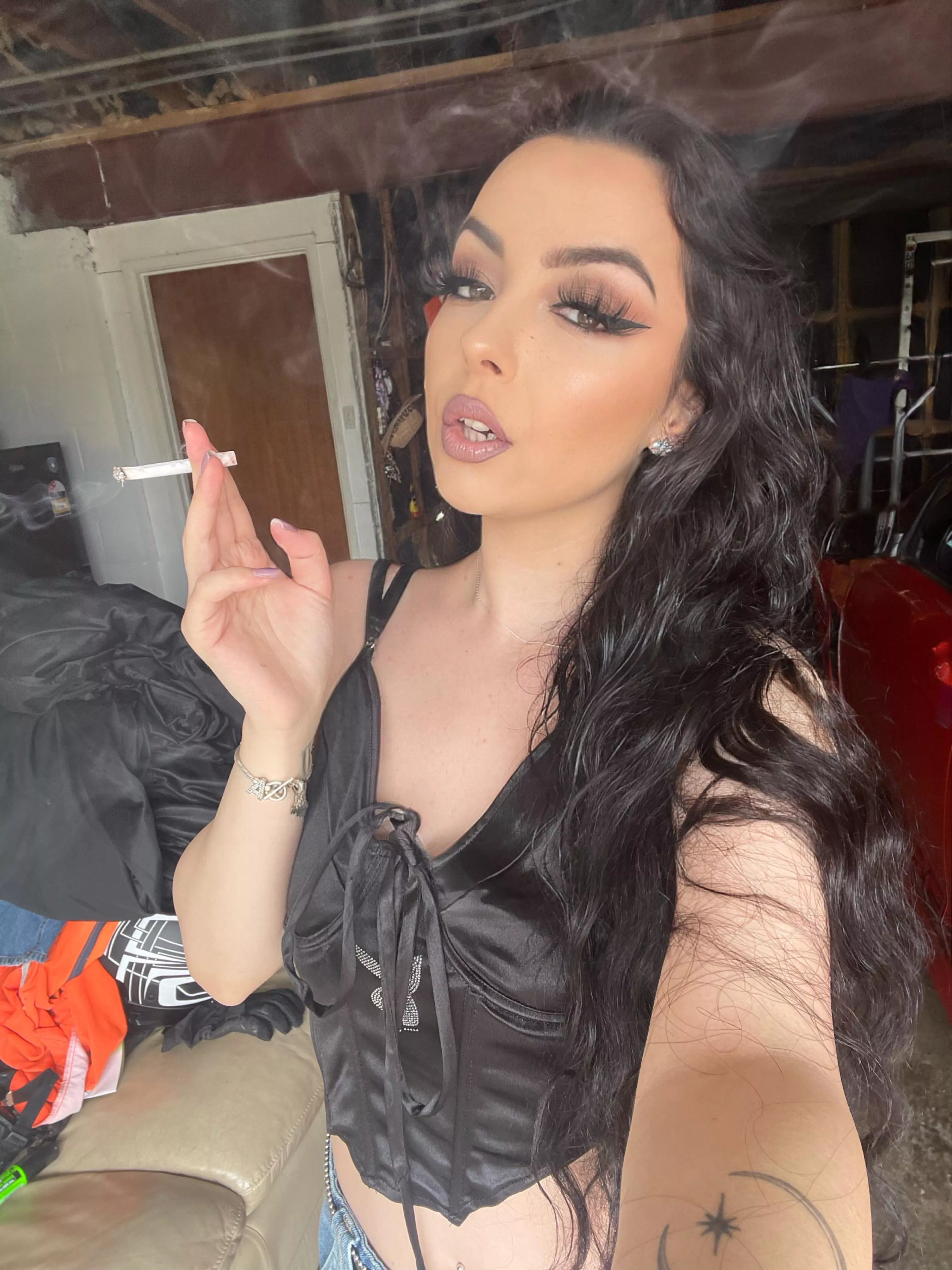 hi guys 🩷 hope this is allowed, i am unable to post in this subreddit now due to no hand rolled smokes allowed. I can’t afford taylor mades as they’re so expensive in my country. I’m gonna miss you all a lot 🩷🩷