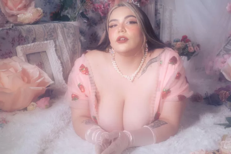 I can be your big girlfriend