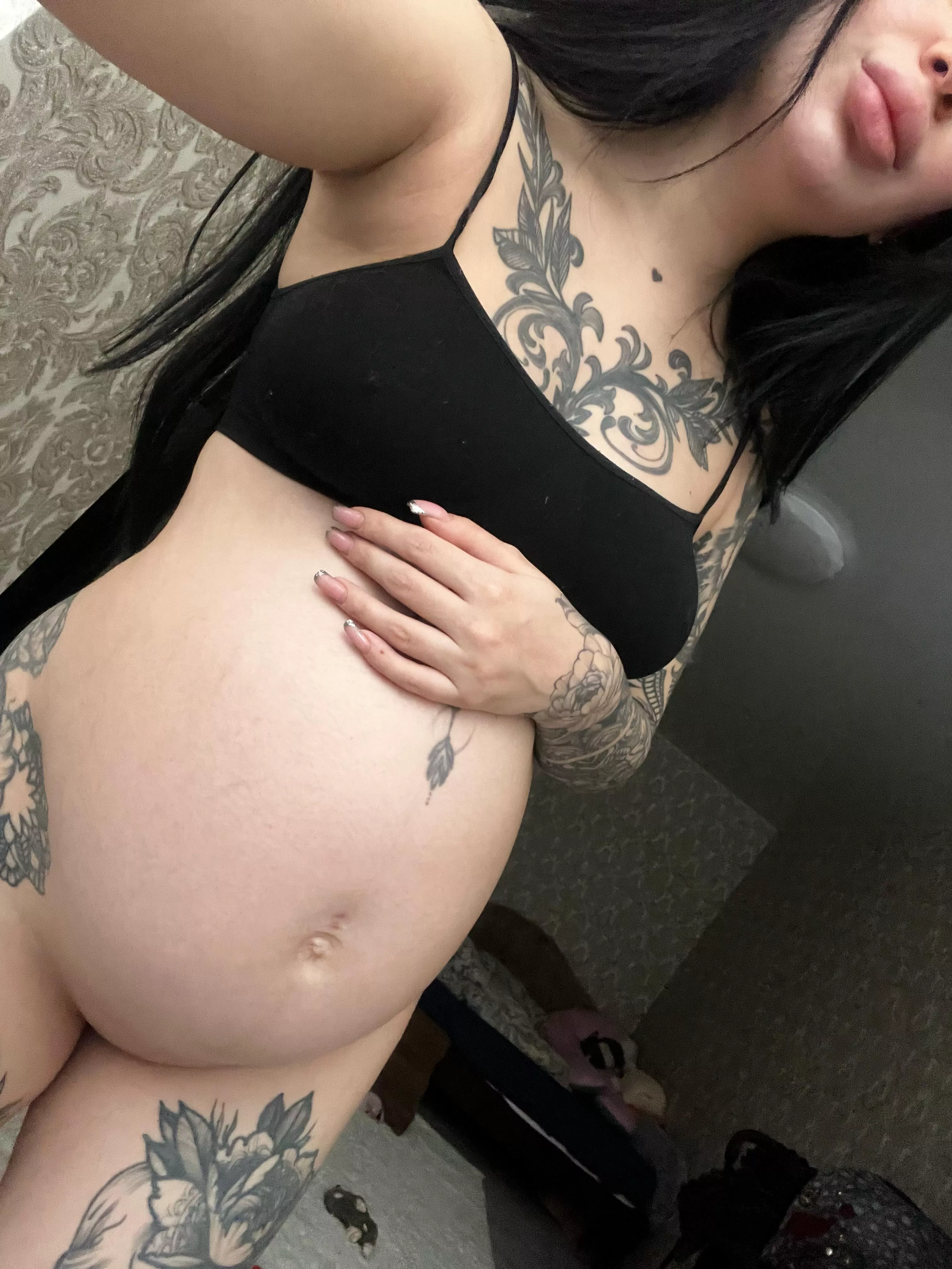 I need honest opinion, Do you think my belly is pretty? 💗