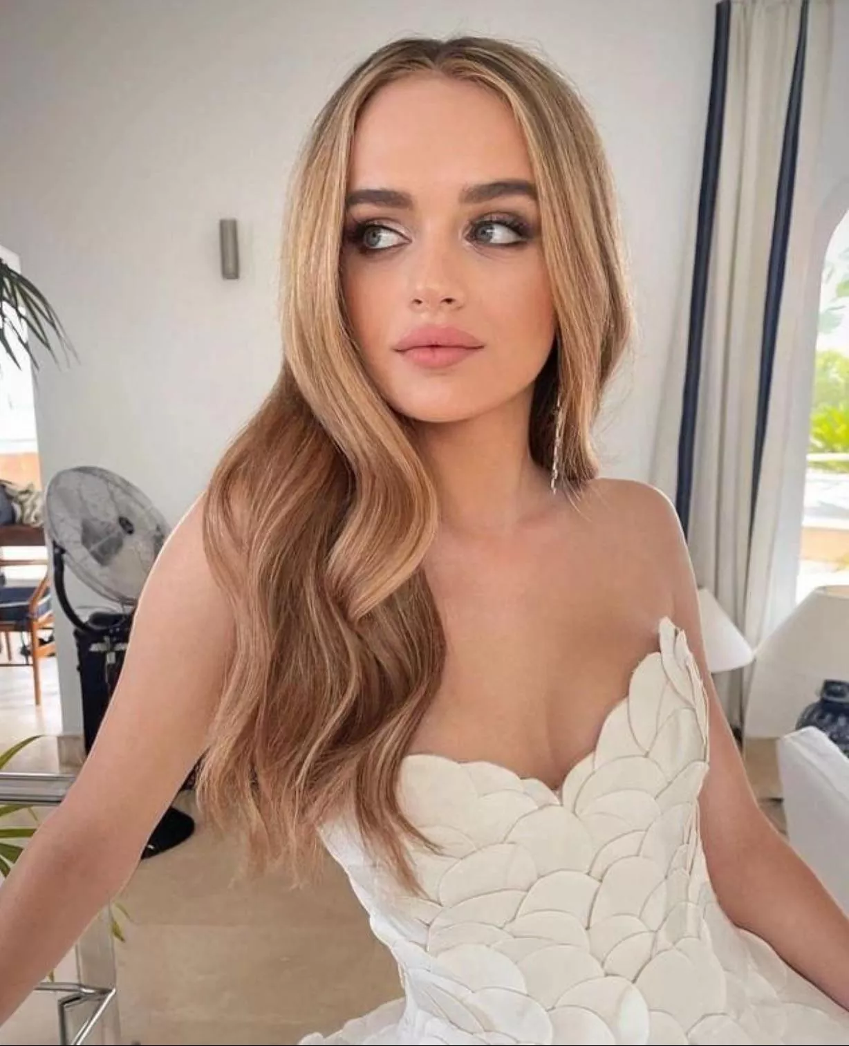 Joey King makes me so hard.