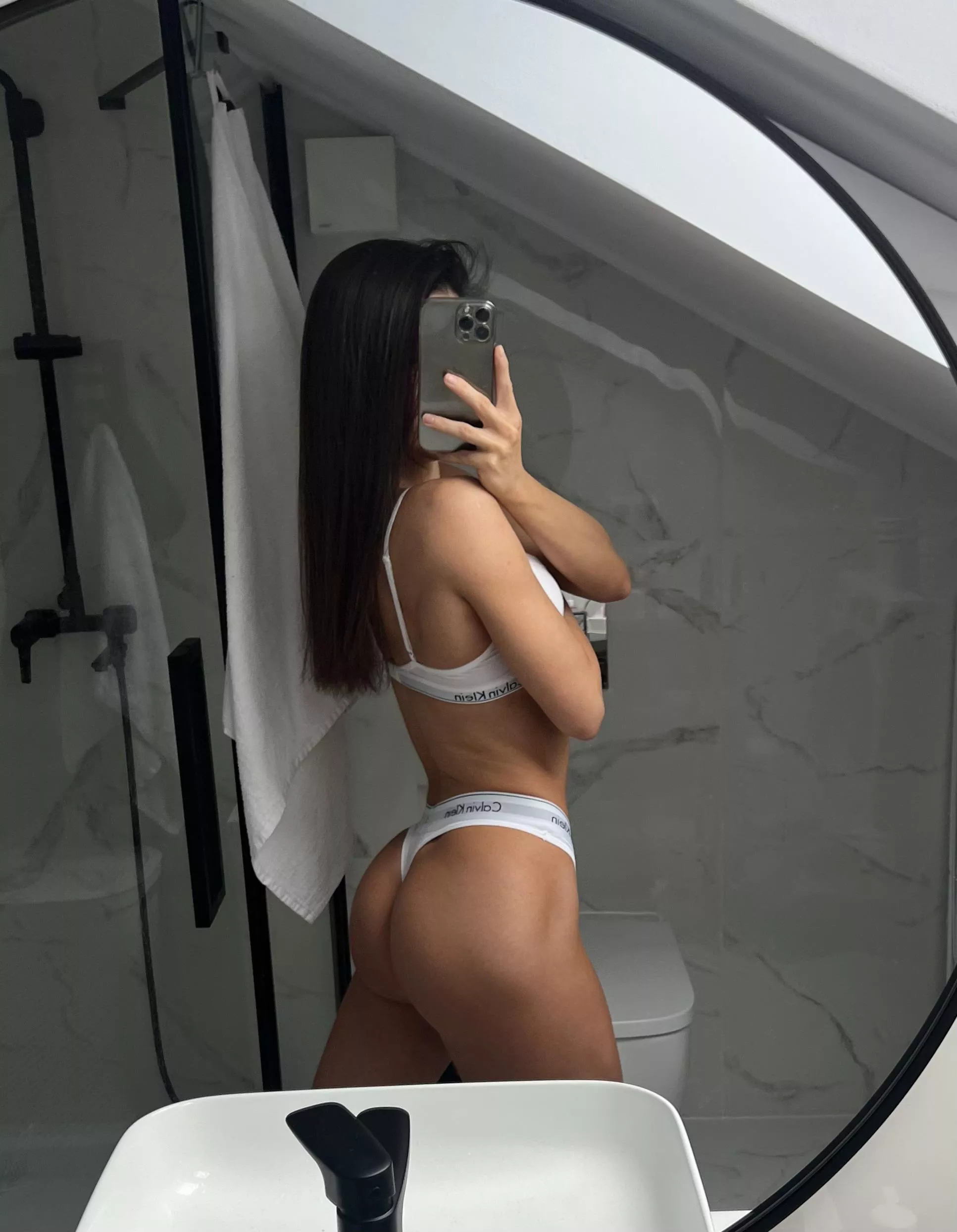 Lina - (@linasphysique)