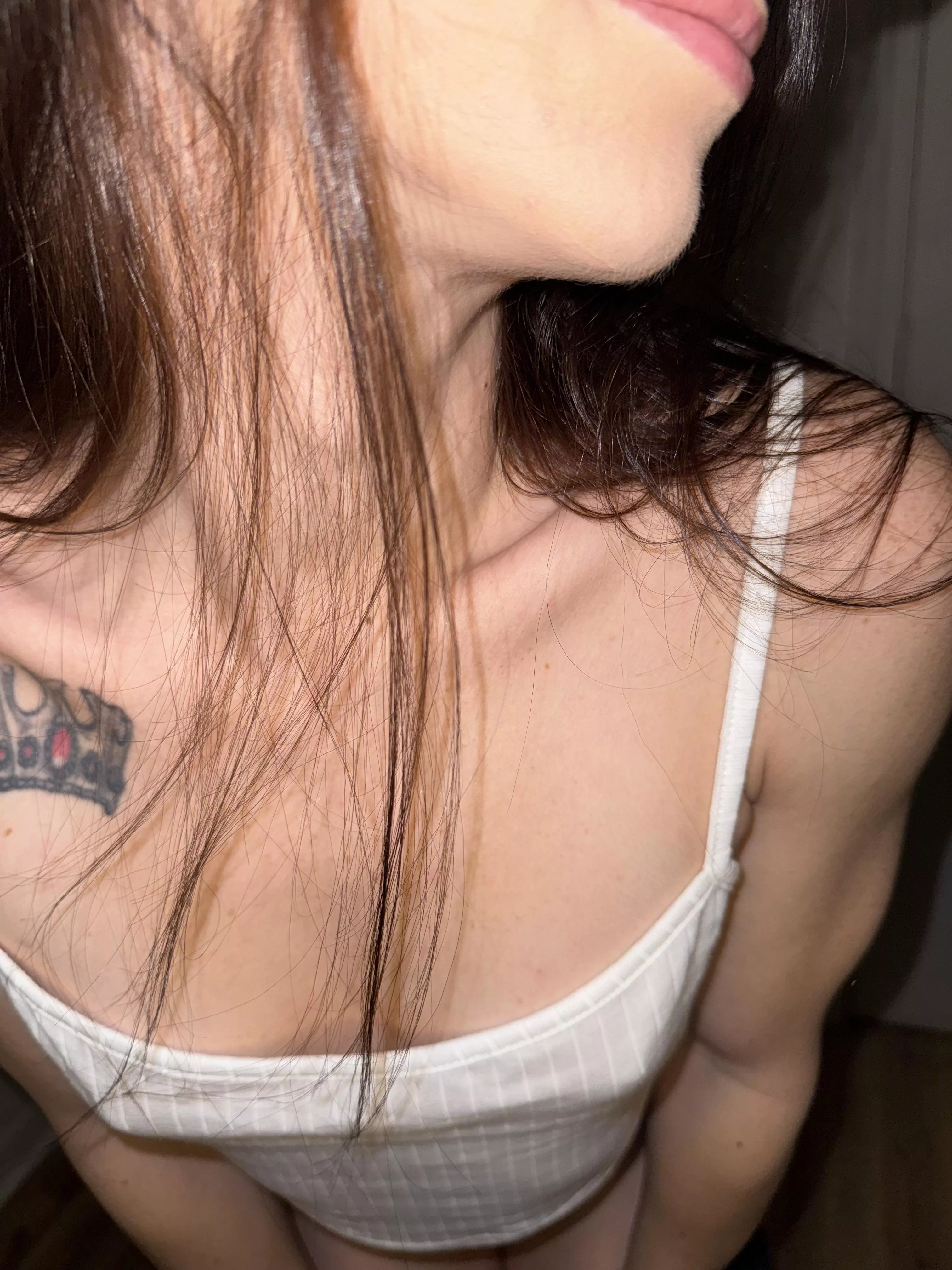 Little titties looks good with no bra to right?