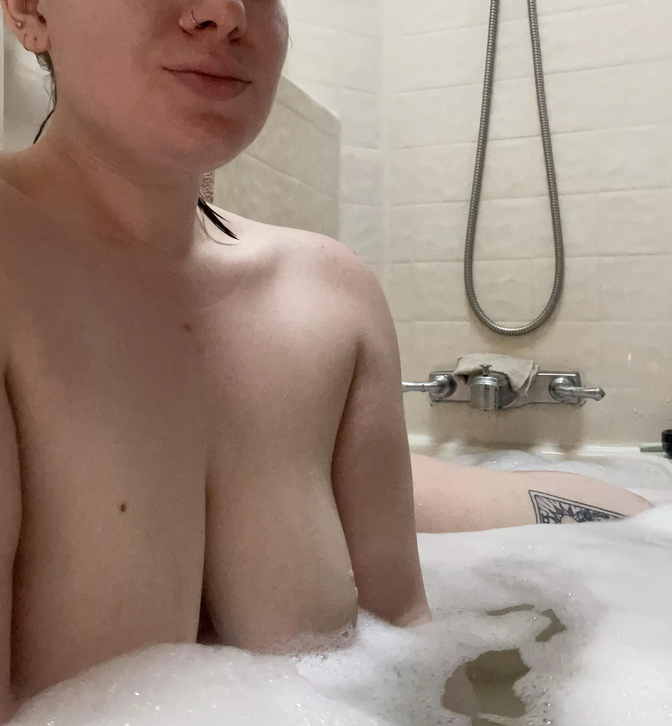 Midday baths on a freezing day just hit different🫧 ❄️