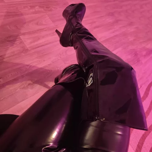 Nothing like a good pair of Pleasers 🖤👠